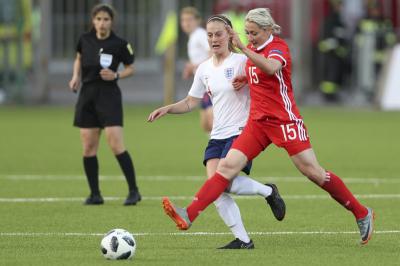 Елена Данилова (в красной форме)